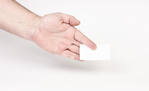 一张白色的卡片，在灰色的背景上的手