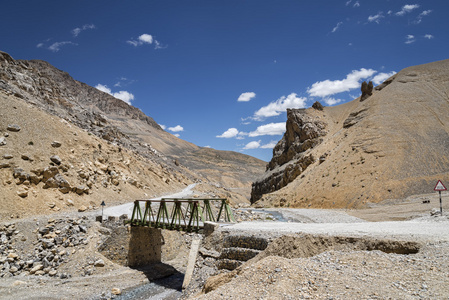 小 metall 大桥横跨河在拉达克山脉