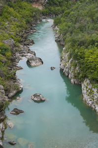 山区河流的蓝色水