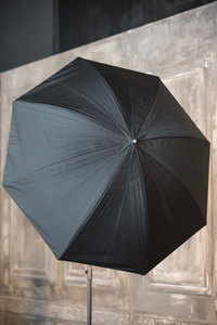 摄影师工作室的雨伞图片