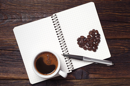 咖啡杯和记事本