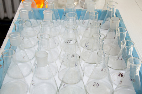 在化学实验室的化学烧瓶图片