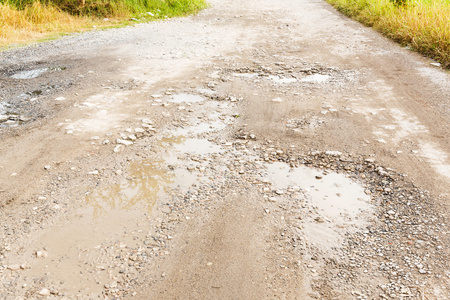 道路崎岖