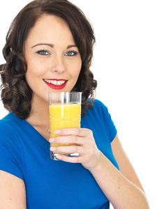 健康的年轻女子，喝橙汁