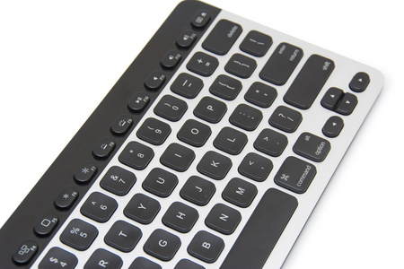 在白色背景上孤立的现代铝电脑键盘