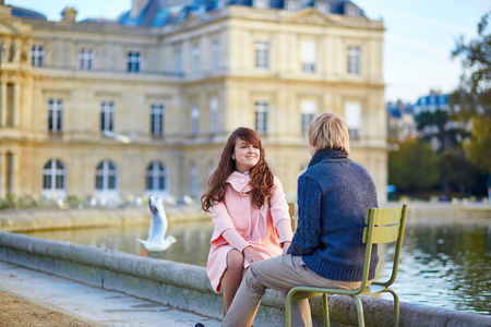 快乐的年轻夫妇在巴黎有个约会