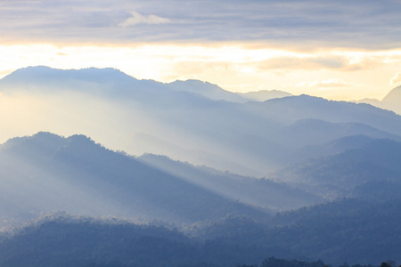 云与剪影高山