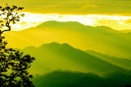 云与剪影高山