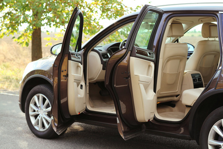 一辆白色轿车汽车门把手等大的跑车或装有向上开的后车门的小轿车车辆