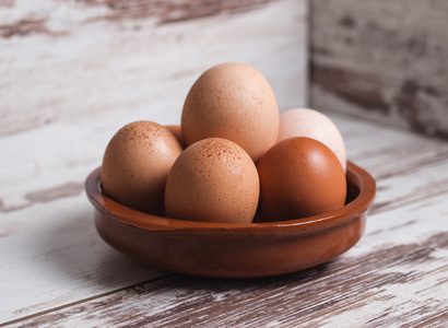 鸡蛋里面的粘土板木的背景