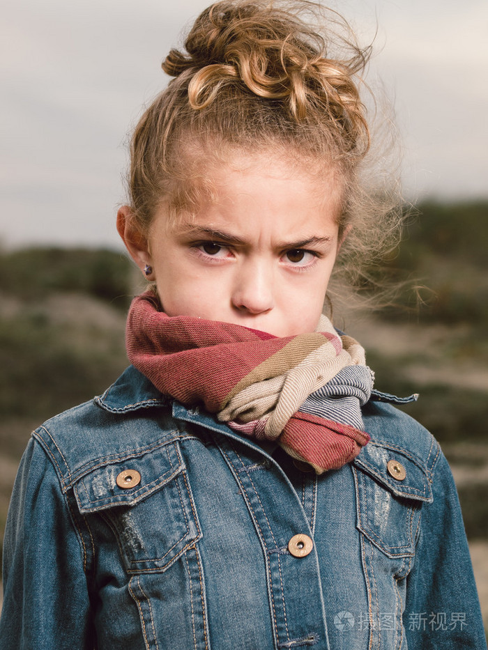 生气的女孩在室外的肖像