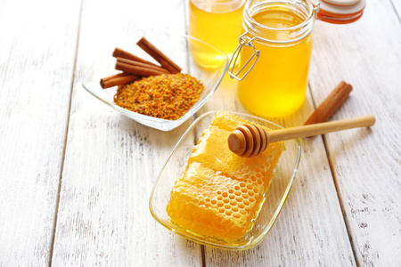 新鲜的蜂蜜在桌上