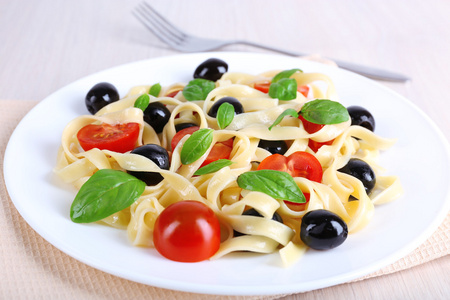 意大利面配番茄 橄榄和罗勒叶