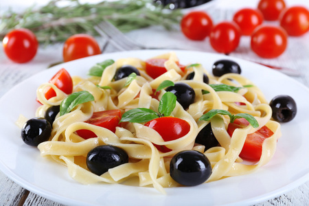 意大利面配番茄 橄榄和罗勒叶