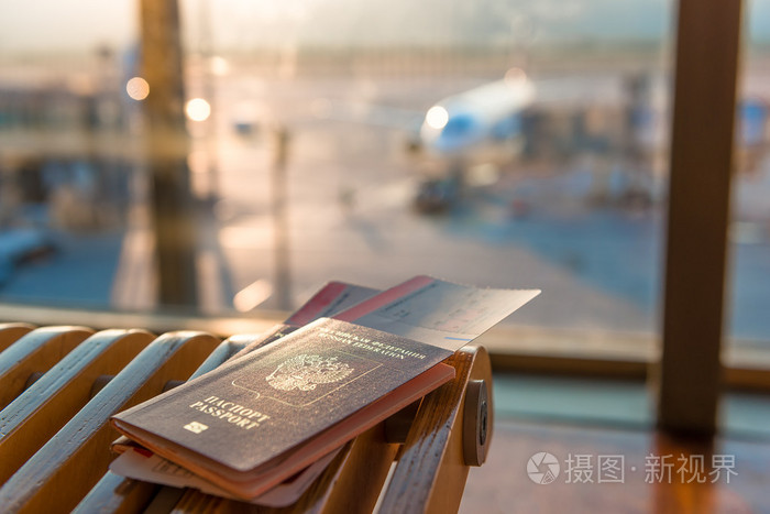 护照和机票在一架飞机的背景上