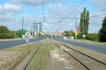 波兰波兹南街道上的电车轨道图片