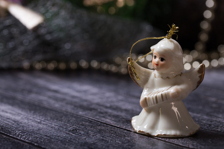 圣诞装饰 陶瓷天使站在木桌上
