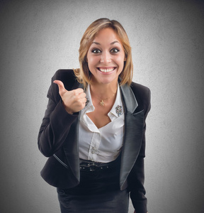 大拇指的微笑的女商人照片