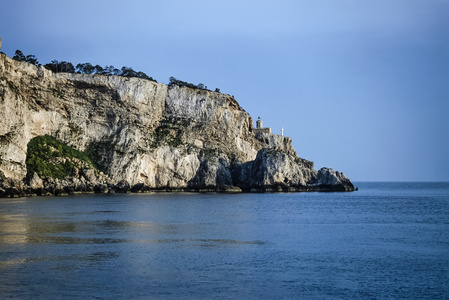 岩石海岸，与一座灯塔