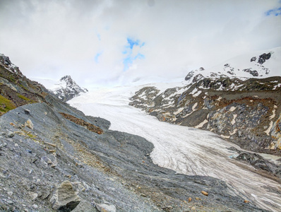 在石质谷冰山 Findelgletscher 波纹管 Adlerhorn 地块，瑞士采尔马特地区。其余的冰在秋天的结束，第一次雪