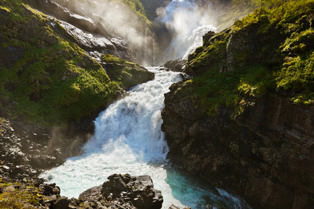 火焰挪威的巨型 kjosfossen 瀑布