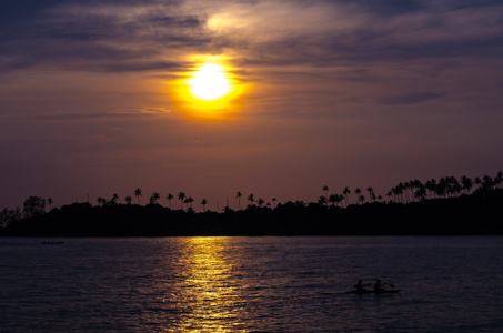 美丽的红色夕阳的海洋