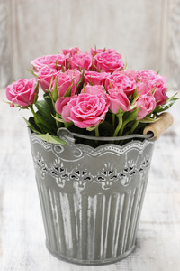 束玫瑰花中灰色装饰桶