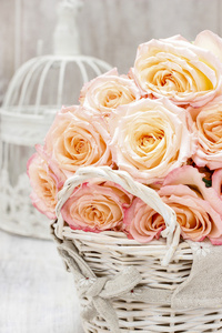 柳条篮子的仿古木制的桌子上的玫瑰花
