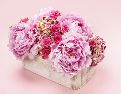 粉色牡丹和玫瑰在木盒子里