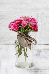 束在透明玻璃花瓶粉色玫瑰