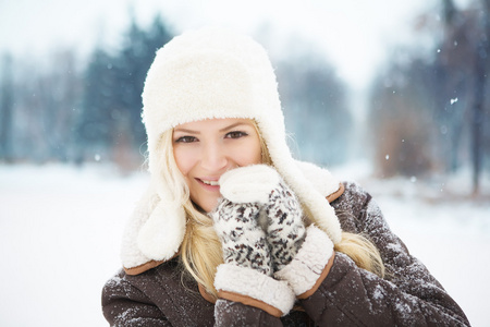 雪肌肤完美的肌肤构成在公园里的漂亮女孩照片