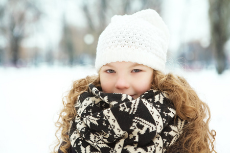 微笑在寒冷的天气在公园里的小女孩