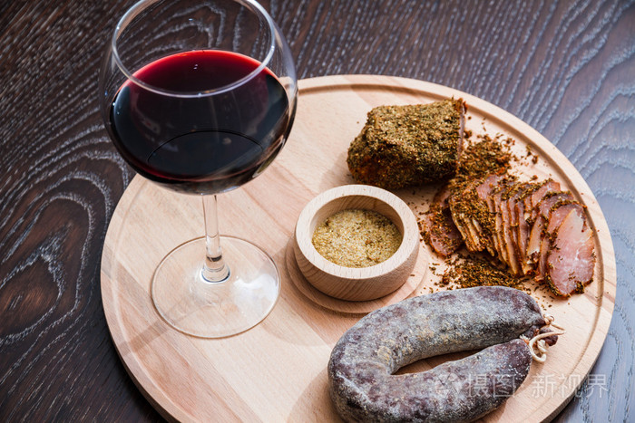 肉圆角香肠和红酒