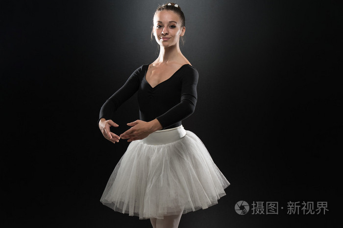 美丽优雅的芭蕾舞演员在黑色背景上的肖像