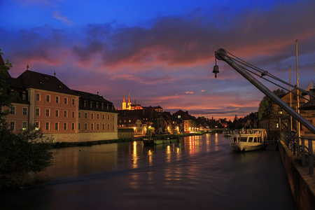 多云的天空，在夕阳下，Regnitz 河用船班贝格