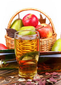 玻璃和瓶苹果酒 水果篮苹果与梨