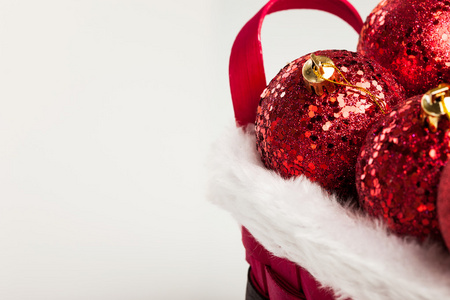 圣诞装饰品上红色的篮子