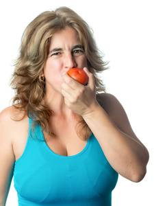 女人吃新鲜的番茄