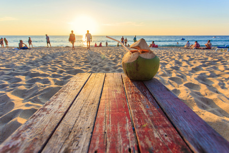 摆在桌上日落海滩在泰国椰子