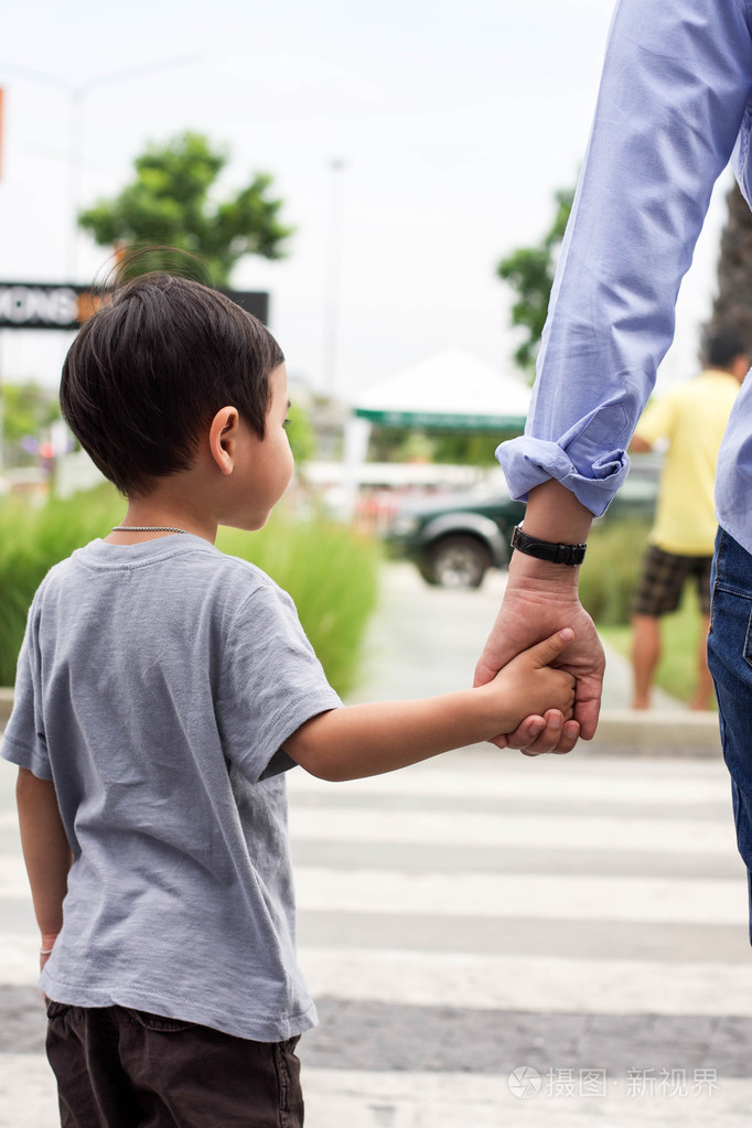 母亲带着孩子过马路