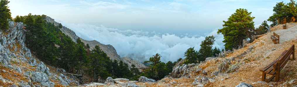 夏天的早晨阴天山 Aenos 凯，希腊的俯视图