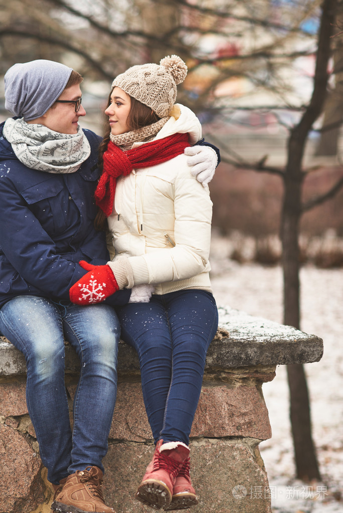 夫妇在冬季公园拥抱