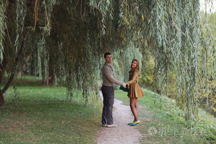 情侣在公园
