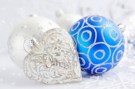 圣诞银和蓝色的装饰上喜庆的背景