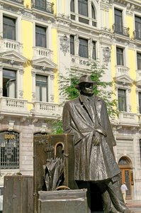旅行 威廉姆斯 Arrensberg 回归 Urculo 艺术家 Eduardo，在奥维耶多市的 Porlier 广场的雕塑