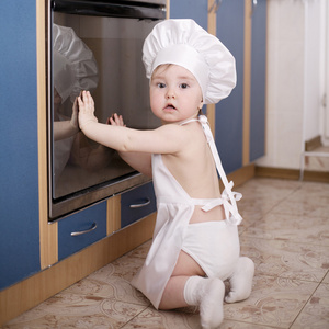 婴儿在烤箱食物的厨师