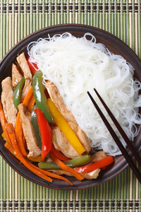 鸡肉与蔬菜和米饭面条顶视图垂直