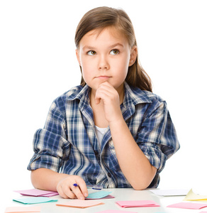女孩正在上彩色贴纸使用钢笔写字
