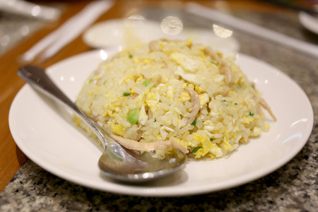 在白盘子里炒饭