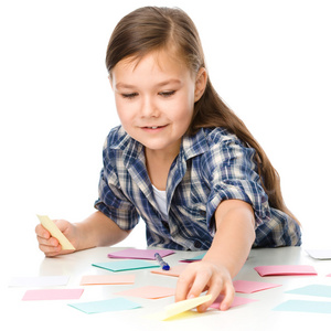 女孩正在上彩色贴纸使用钢笔写字
